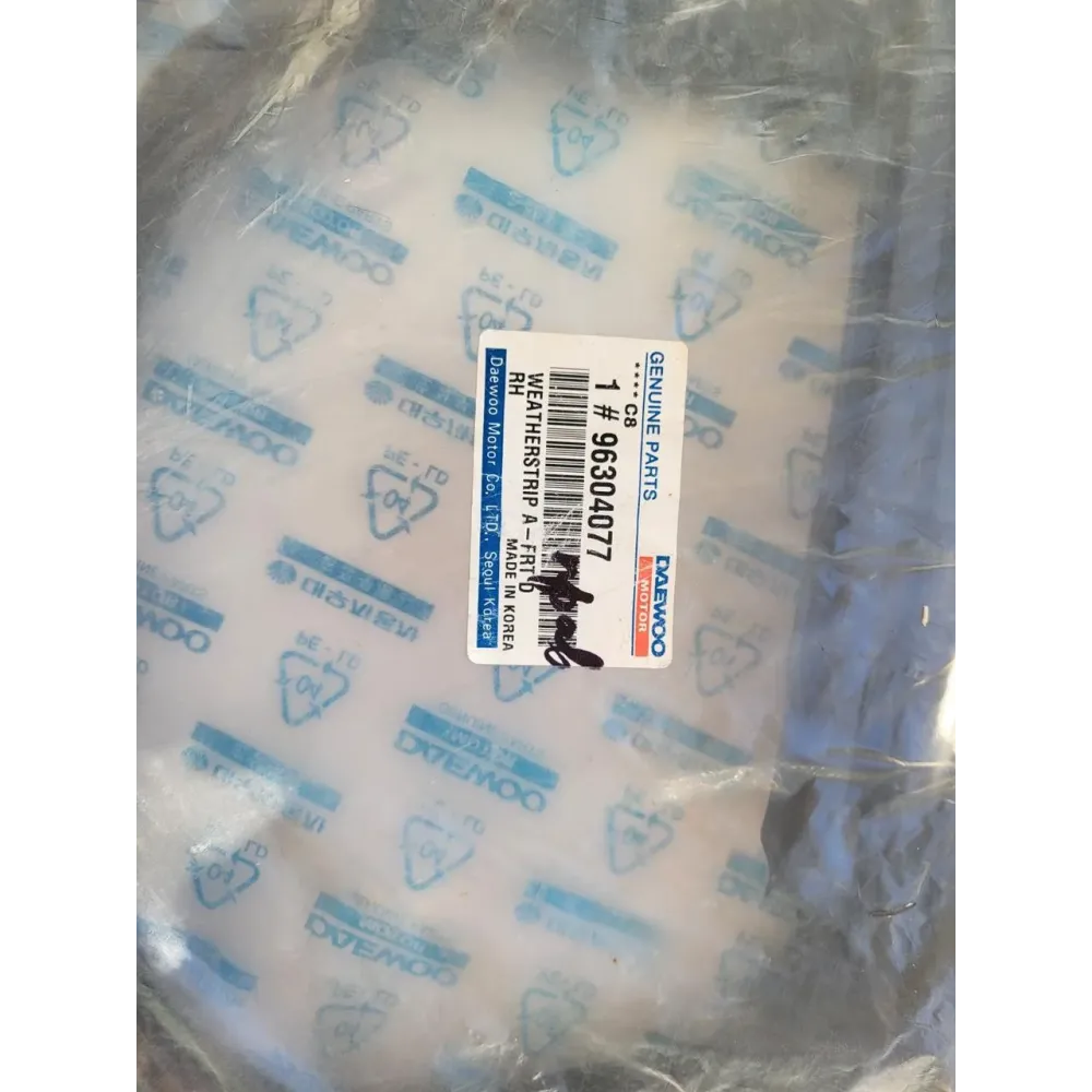 Уплотнитель двери рамки верхний передний правый хетчбек 3 дв. GENUINE PARTS 96304077